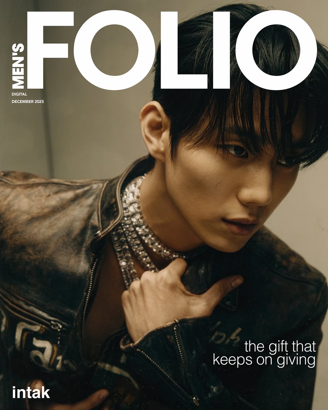Photo by MEN’S FOLIO Singapore in Seoul, South Korea with @ralphlauren, @swarovski, and @p1h_official. May be an image of poster, magazine and text that says '인리는 FOLIO DIGITA DECEMBER DECEMBER2025 2025 intak the gifț that keeps keepsongiving n giving'.