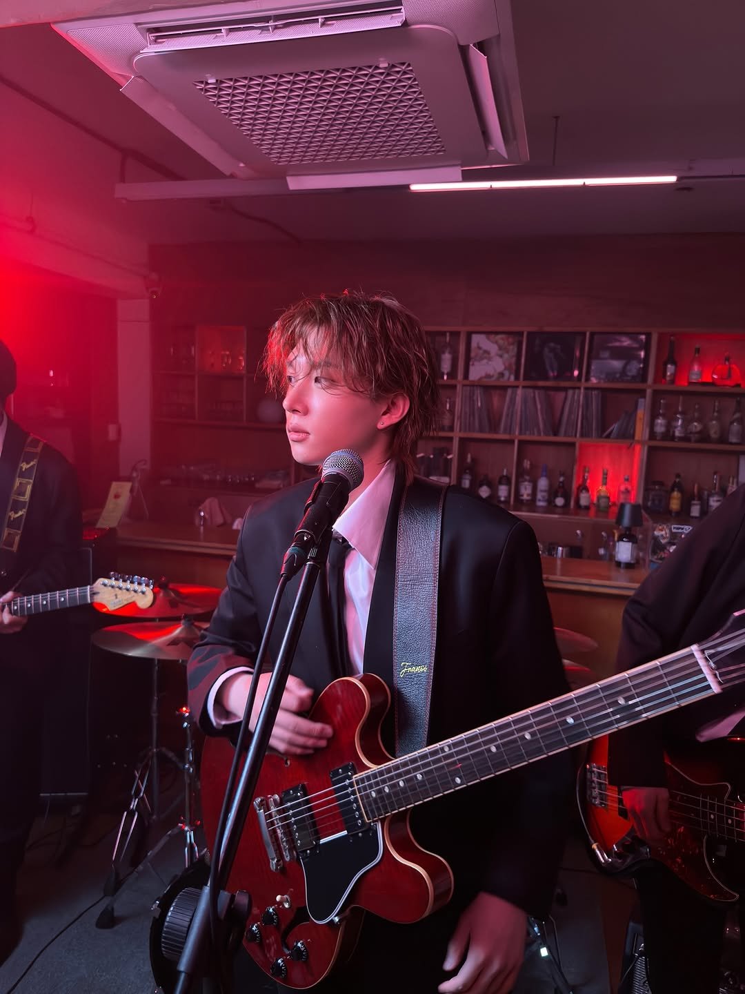 Photo by P1Harmony (피원하모니) on February 10, 2026. May be an image of guitar, lighting and text.