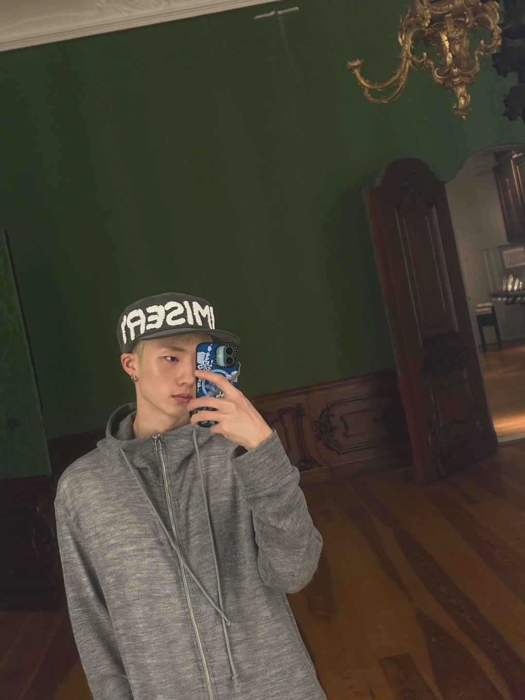 Photo by P1Harmony (피원하모니) on February 07, 2026. May be a selfie of phone, hat, sweatshirt, mirror, outerwear and text.