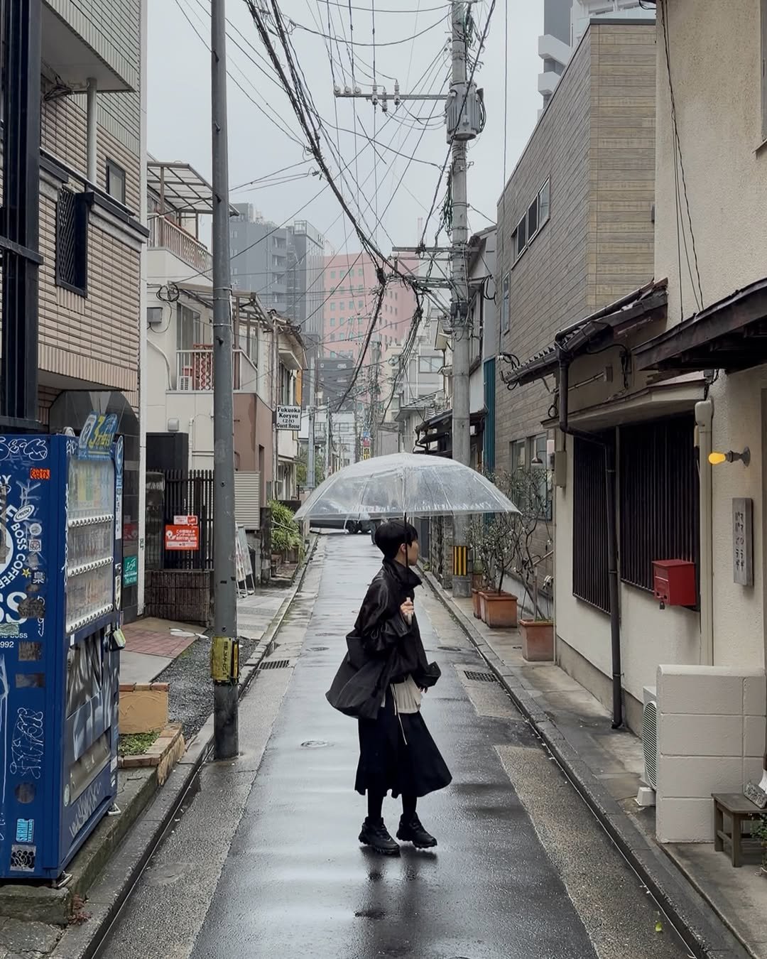 Photo by 알루 메이크업 박민경원장 on April 03, 2026. May be an image of one or more people, umbrella, street and text.