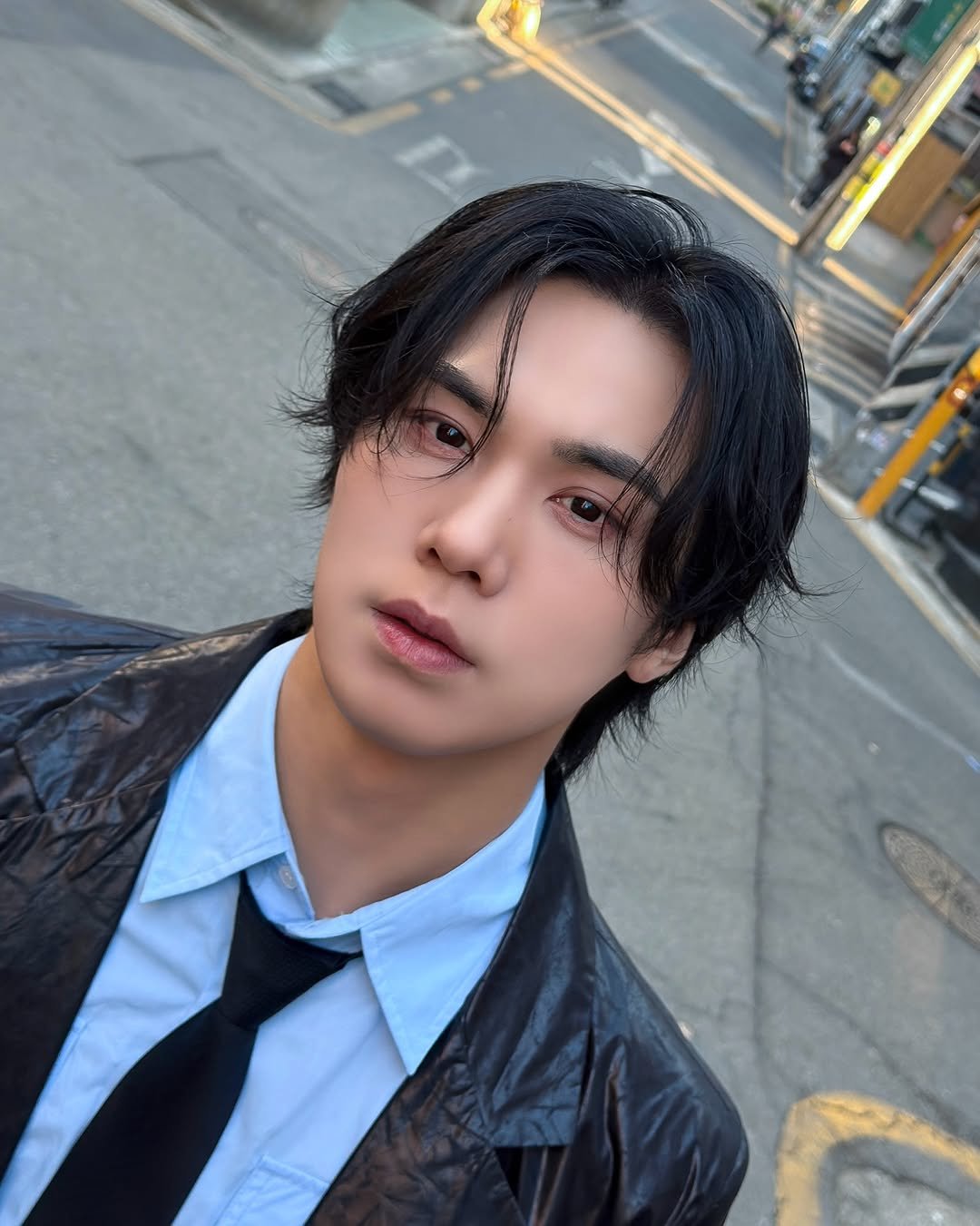 Photo by 라키 on March 02, 2026. May be an image of one or more people, hair, suit, bolo tie and text.