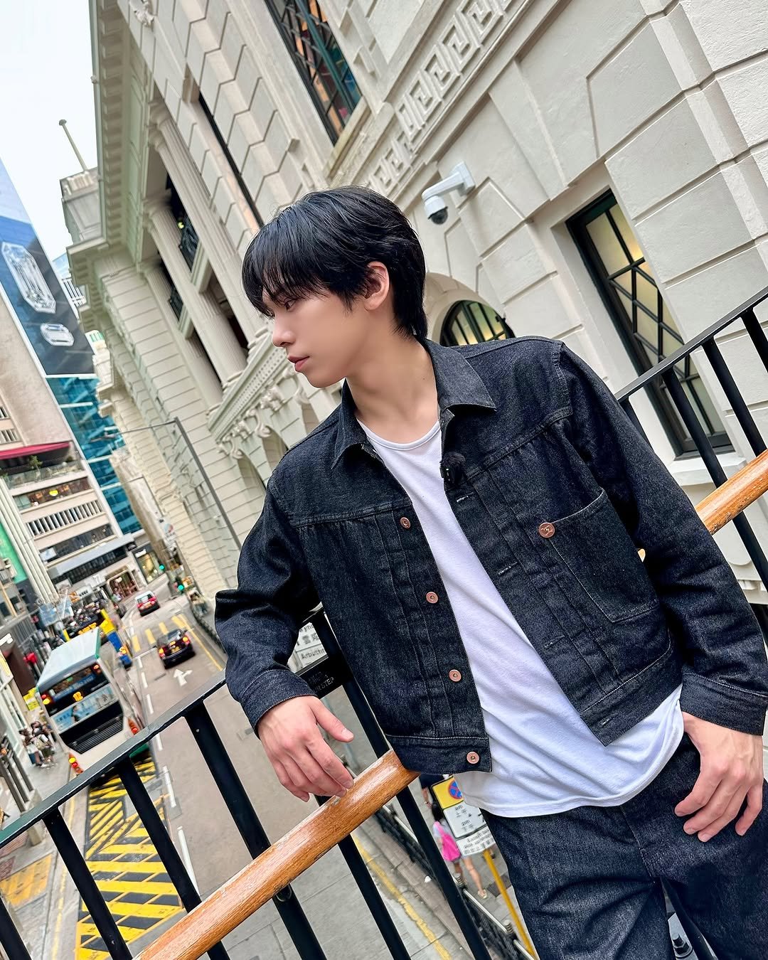 Photo shared by 라키 on November 03, 2025 tagging @woolrich_japan, and @woolrich.outdoorlabel. May be an image of duffle coat, overcoat, blazer and text.