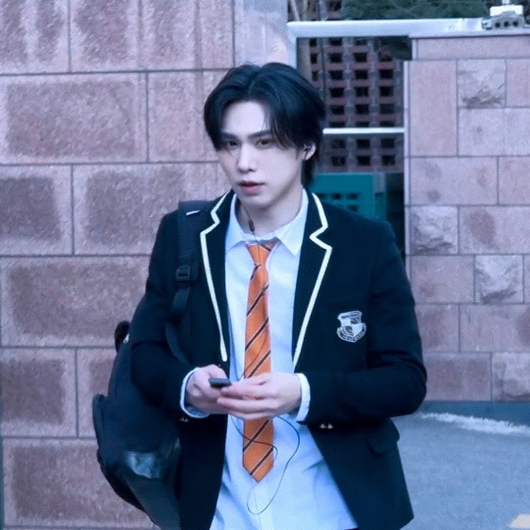 Photo by 라키 on March 18, 2026. May be an image of bolo tie and text.