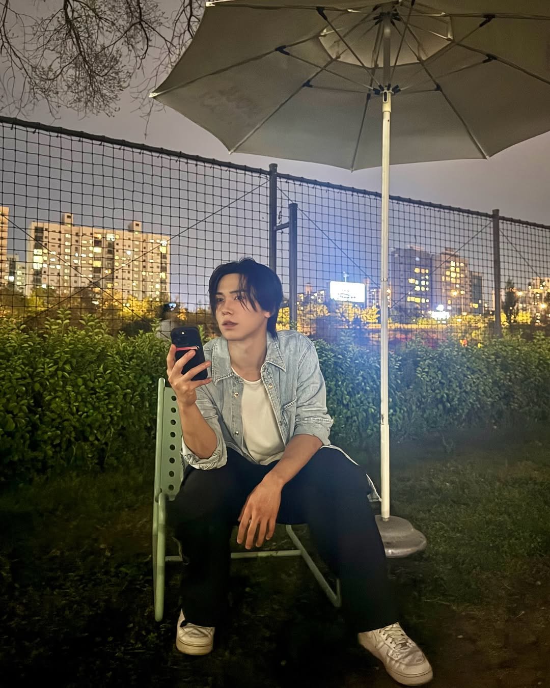 Photo by 라키 on April 26, 2026. May be an image of phone, umbrella, cigarette, outdoors, night and text.