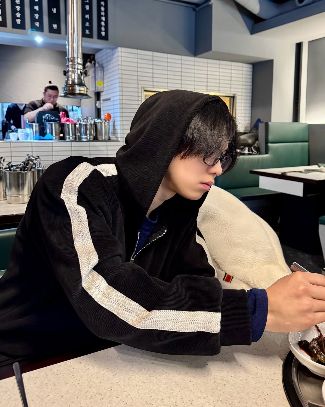 Photo by 라키 on February 10, 2026. May be an image of duffle coat, parka and text.