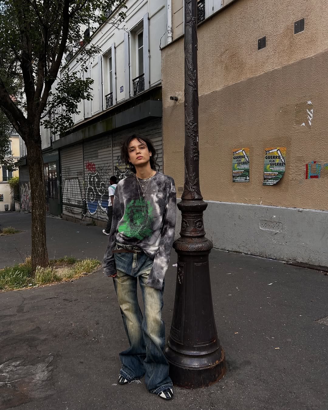 Photo by PACOSPLY on September 22, 2025. May be an image of parking meter, outerwear, cigarette, street and lamppost.