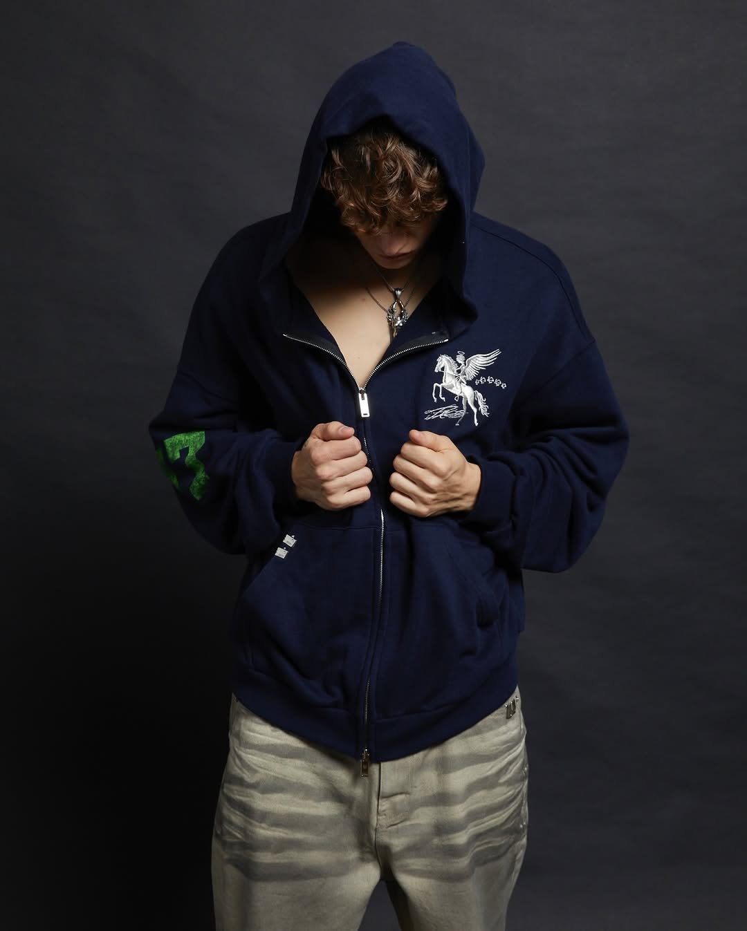 Photo by PACOSPLY on October 15, 2025. May be an image of cloak, sweatshirt, fleece, jacket, drawstring, parka and text.