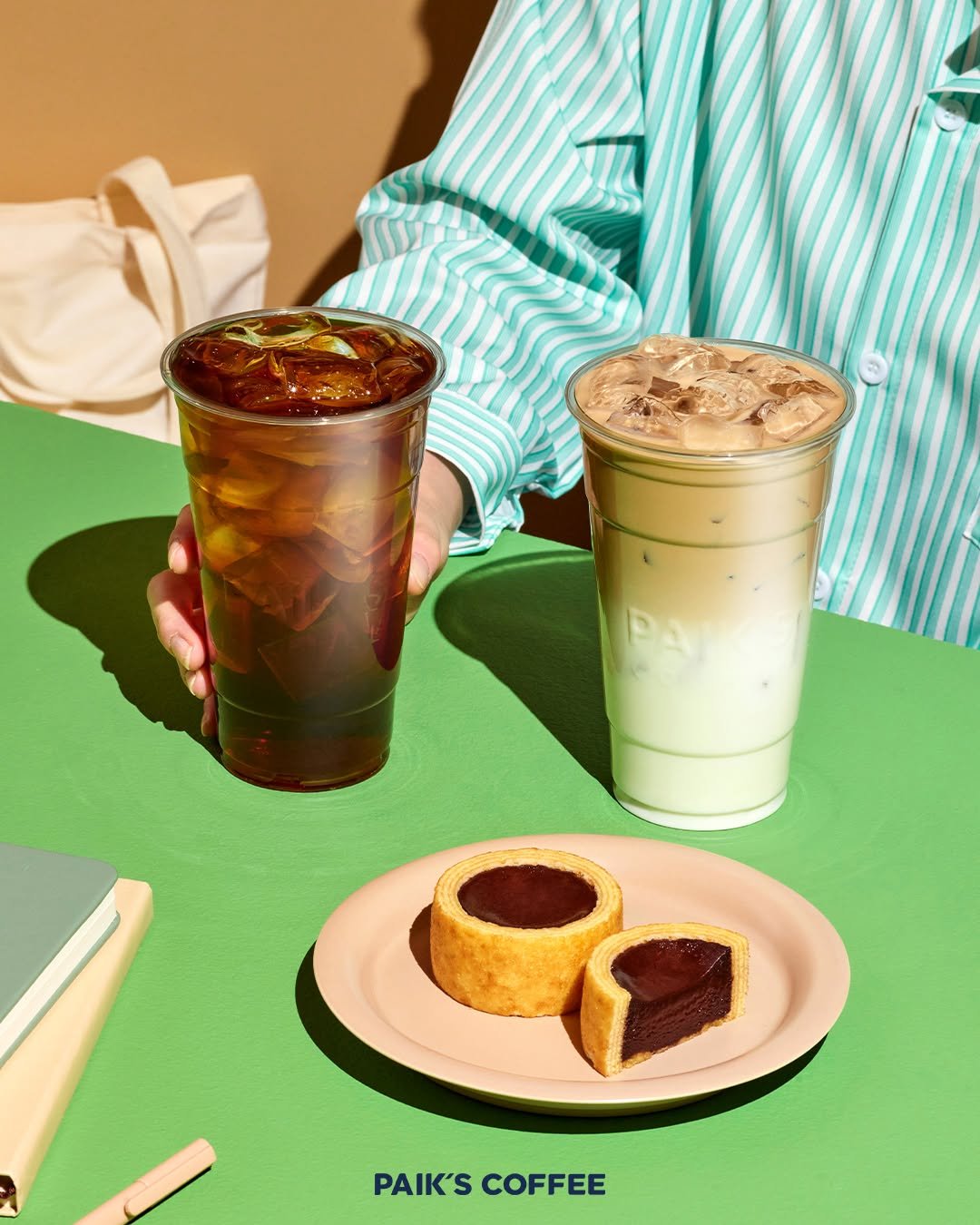 Photo by 빽다방 on October 09, 2025. May be an image of 1 person, coffee cup, coffee, tea, cornflower and text that says 'PAIK'S PAIK'SCOFFEE COFFEE'.