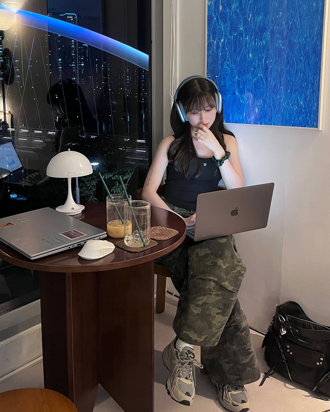 Photo by 밍서 on August 27, 2025. May be an image of 1 person, studying, phone, military uniform, tablet, laptop, office and text.