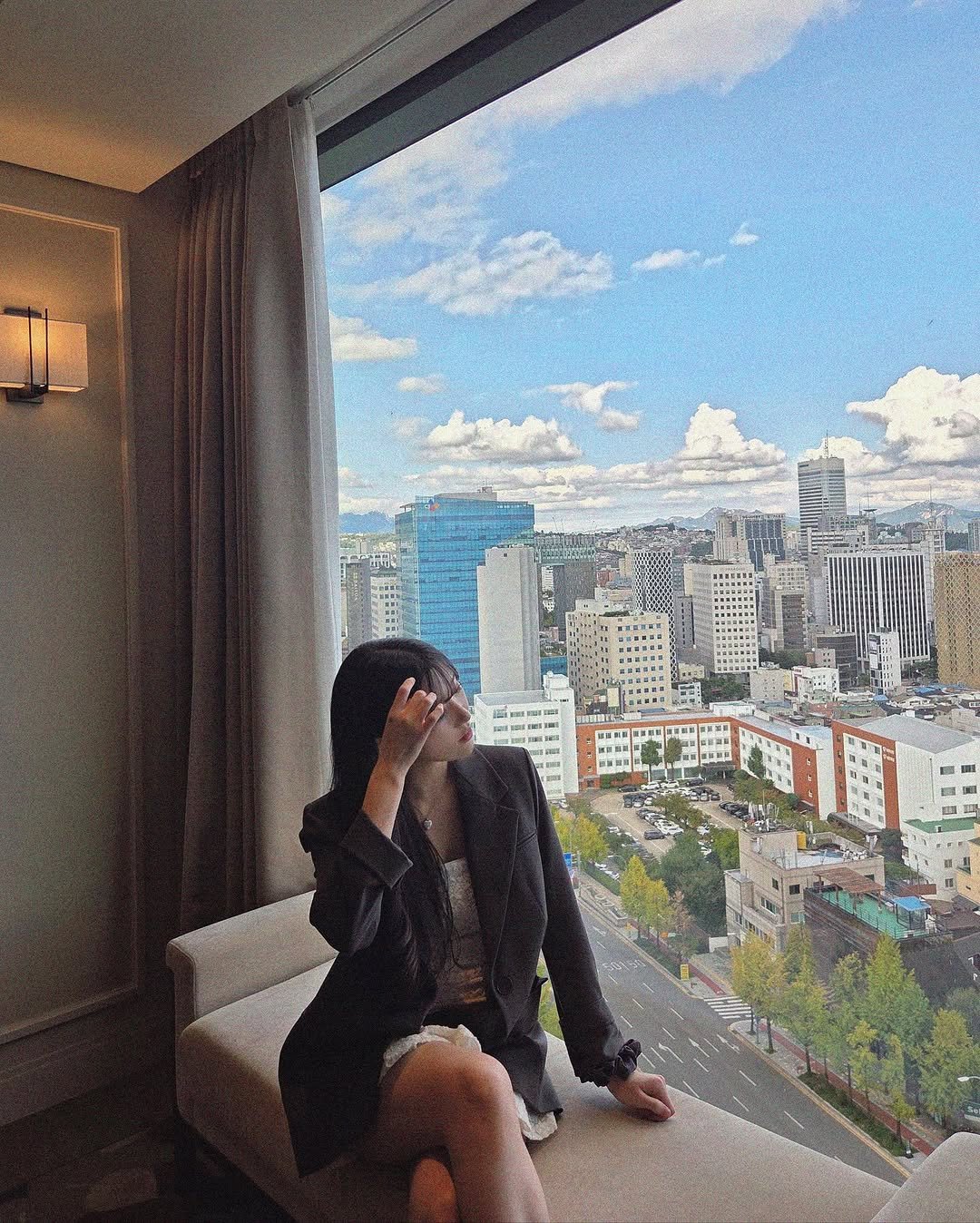 Photo by 밍서 on November 11, 2025. May be an image of skyscraper, Victoria Peak, cloud, tower, buildings and text.