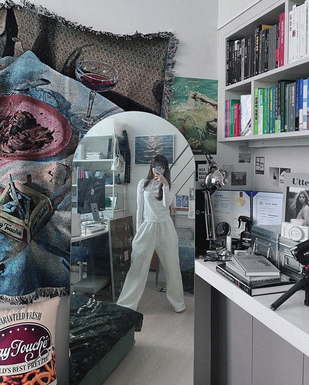 Photo by 밍서 on November 27, 2025. May be an image of mirror, bath robe, bedroom and text.