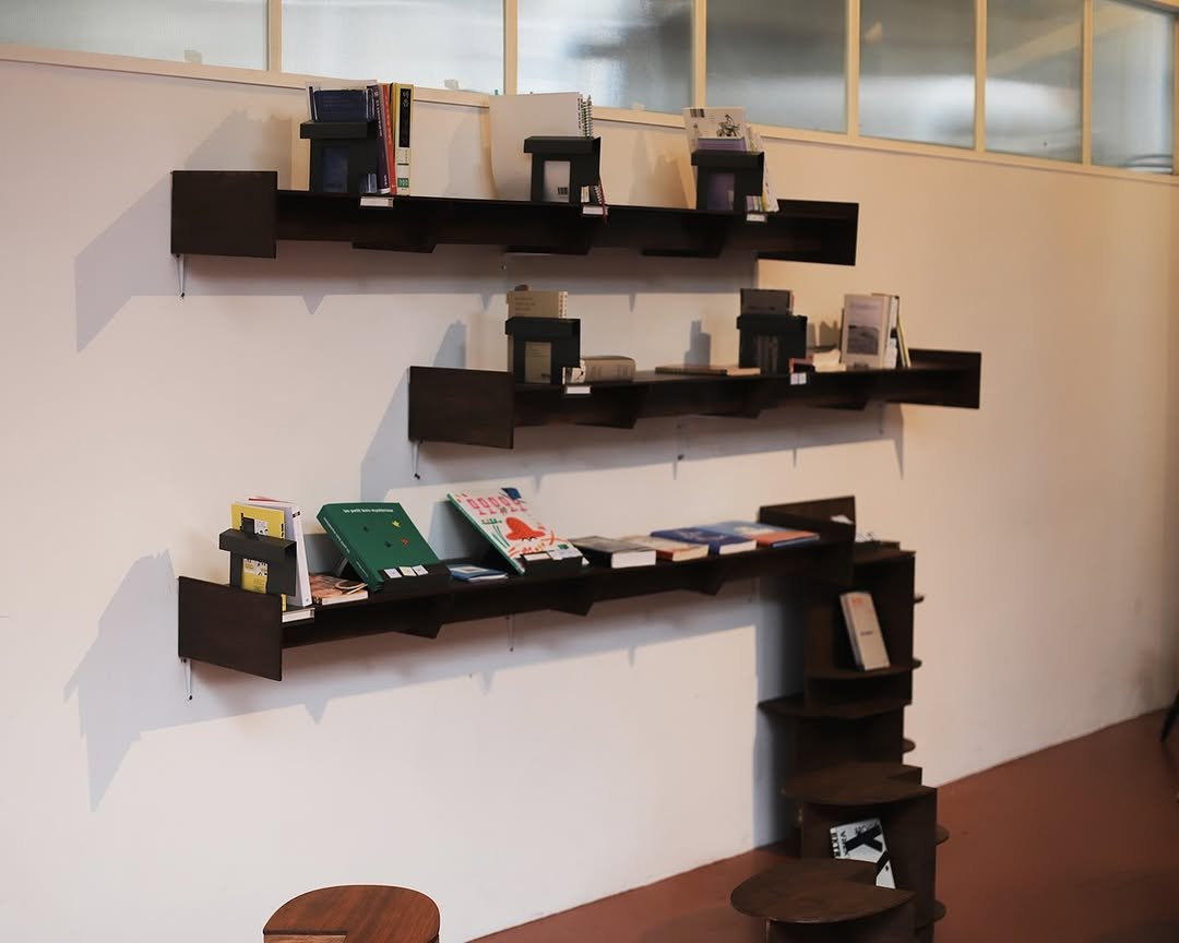 Photo by PaTI on January 28, 2026. May be an image of coffee maker, rack, shelf and text.