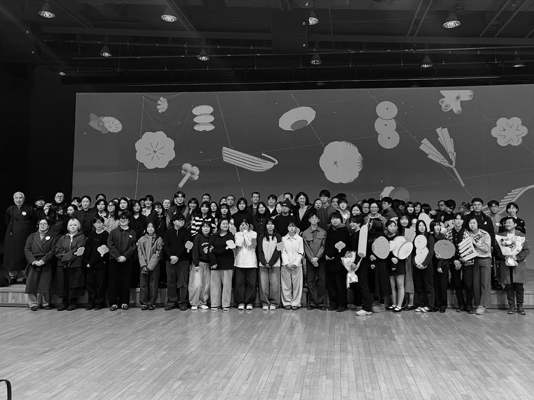 Photo by PaTI on February 14, 2026. May be a black-and-white image of one or more people, people standing, snowman, crowd and text that says '秘 a 4號 AU'.