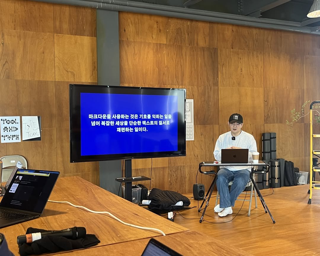 Photo by PaTI on April 27, 2026. May be an image of television, lighting, screen, newsroom, office and text.