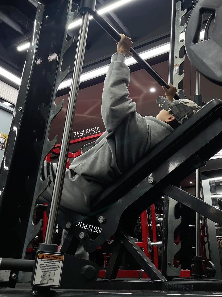 pan.ty 게시물 이미지: 2.5kg 5kg 원판 꽂아도 이해해줘라!
가슴 훈련 잘 못한다!...