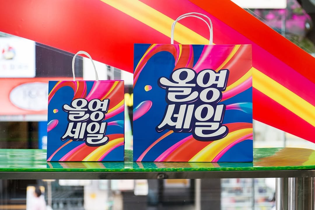 Photo shared by paper press on October 14, 2025 tagging @oliveyoung_official. May be an image of signboard, poster and text that says '오영 B0 세일 을성 20 ይር 세일'.