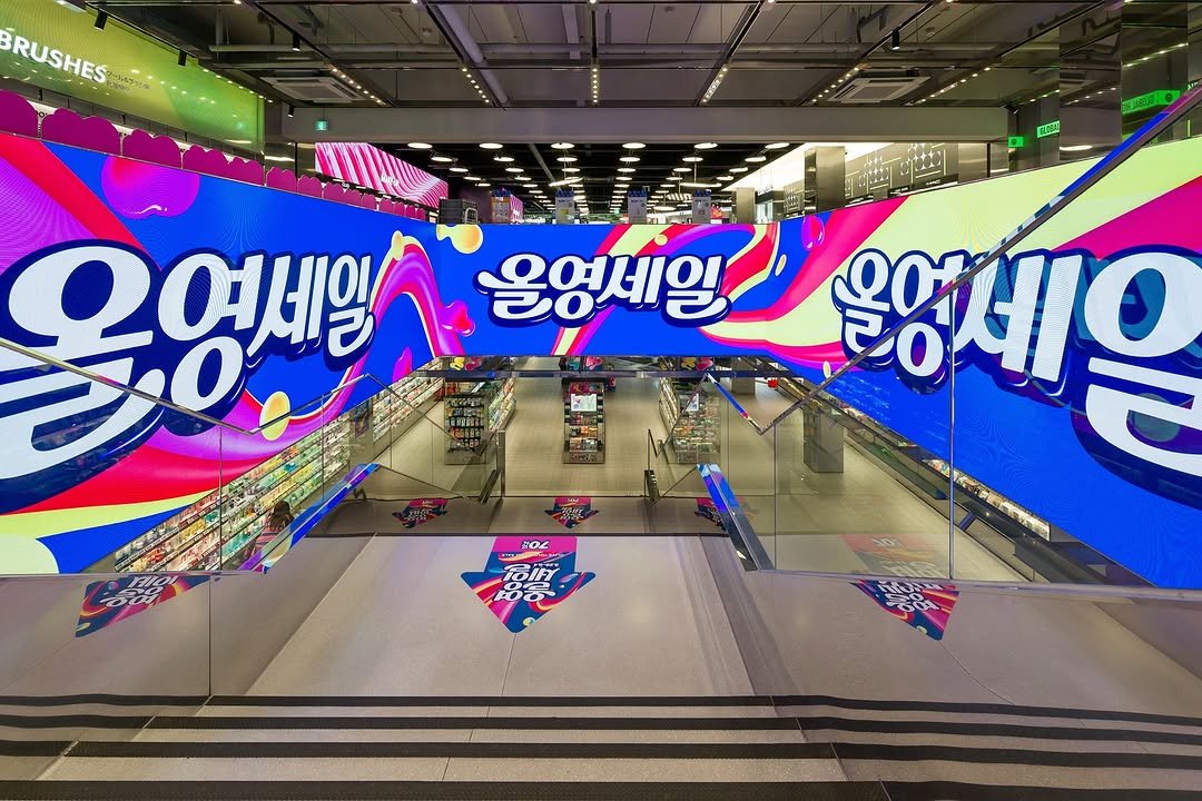 Photo shared by paper press on October 14, 2025 tagging @oliveyoung_official. May be an image of text that says 'RUSHEŚ RUSHES XEDEXY 周日 WIE EUOBA 期0 올영세일 పంు 0연세일 ラロン おン ይና 2O 을영세요 वाং HOL जि'.