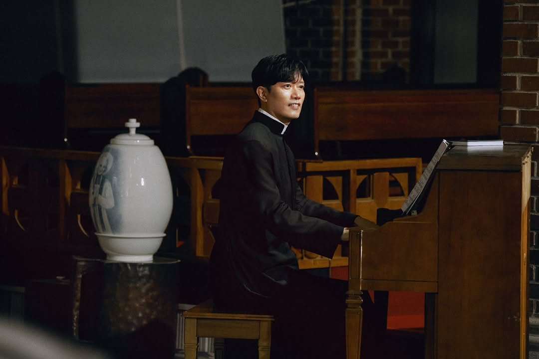 Photo by 박희순 on December 15, 2025. May be an image of piano and text.