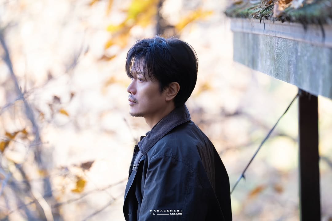 Photo by 박희순 on December 12, 2025. May be an image of duffle coat, outdoors and text that says 'MANACEMENUT SEESUN MANAGEMENT N'.