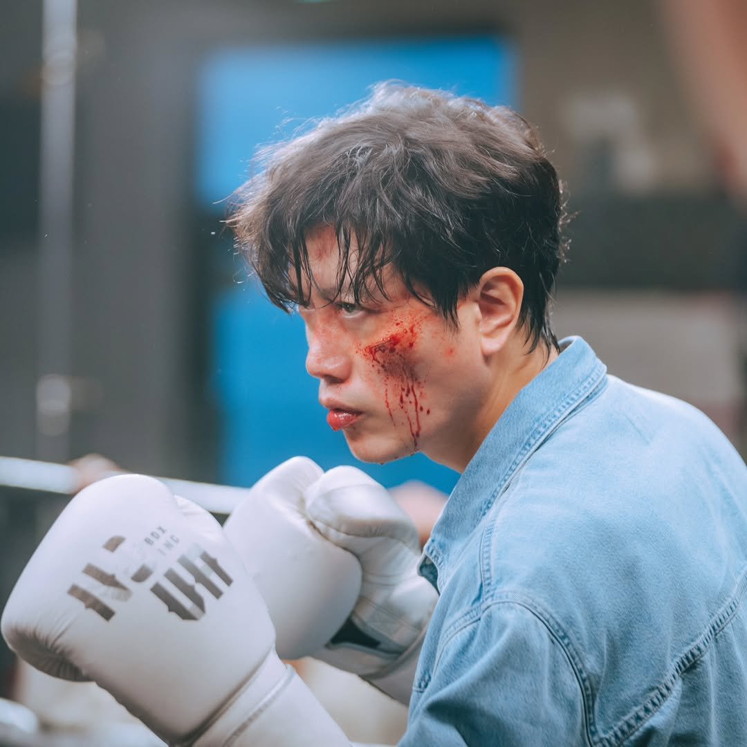 Photo by 박희순 on October 10, 2025. May be an image of one or more people, bangs, punching bag and text.