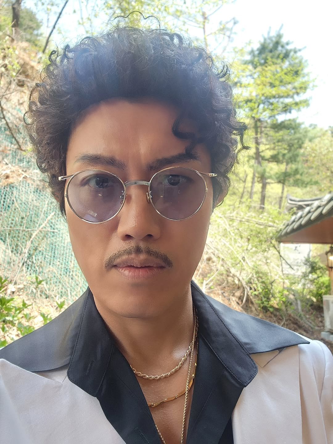 Photo by 박희순 on October 20, 2025. May be an image of one or more people, glasses, bolo tie, blazer and text.