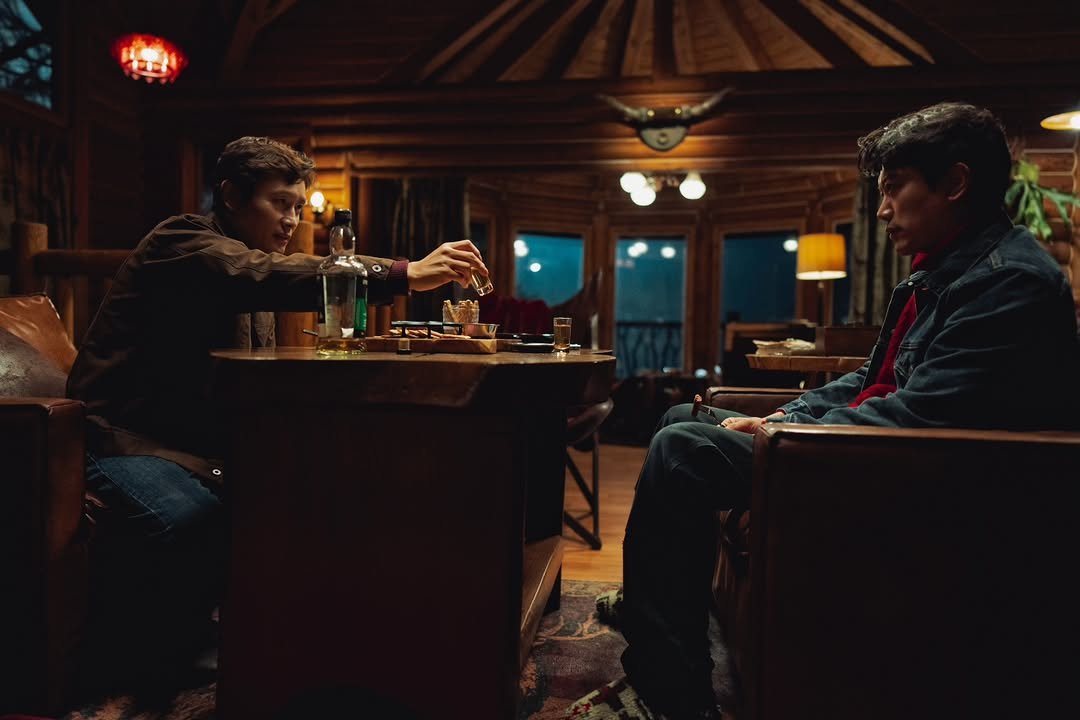 Photo by 박희순 on October 28, 2025. May be an image of lighting and text.