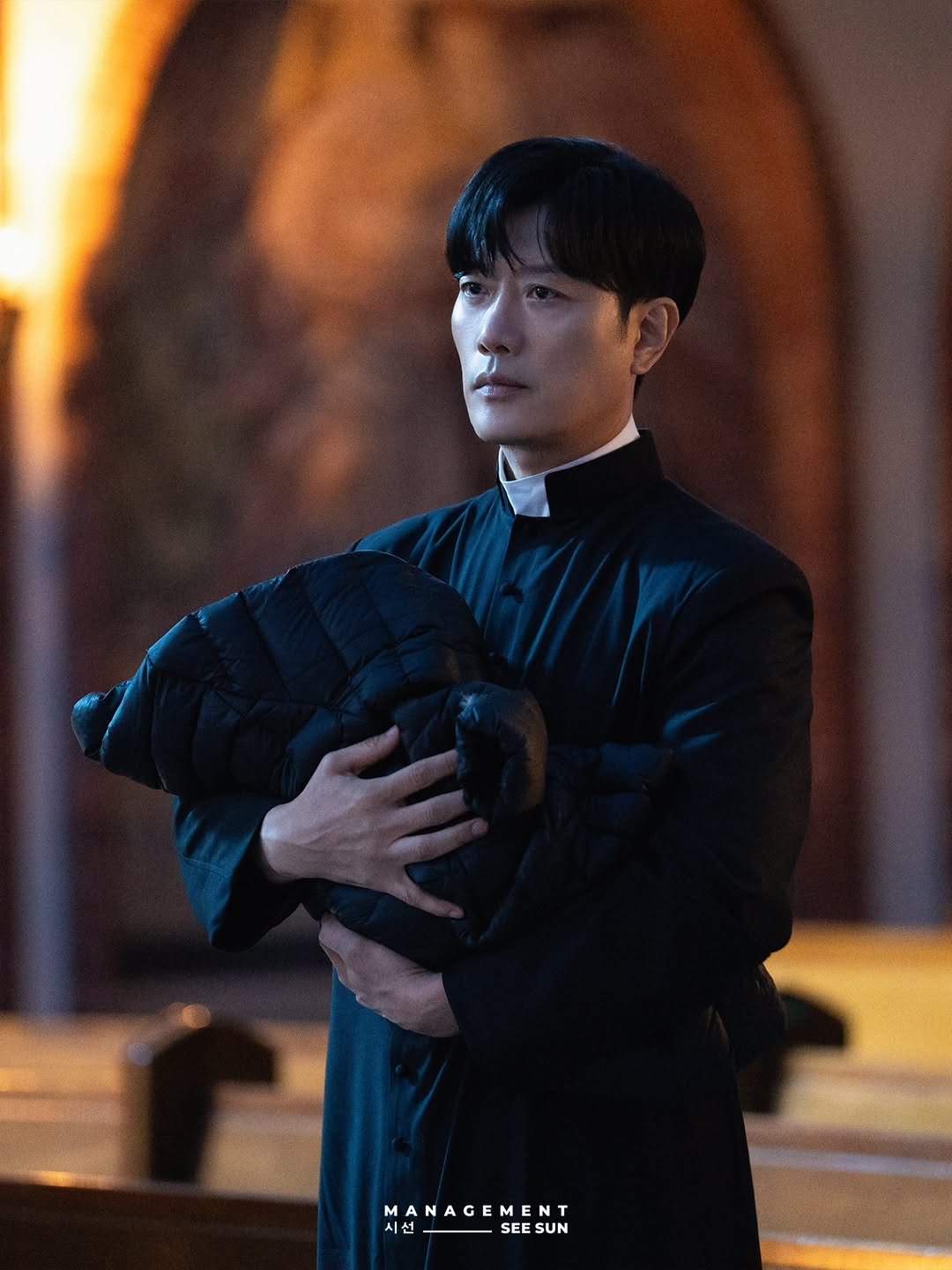 Photo by 박희순 on December 22, 2025. May be an image of costume and text that says 'MANAGEMENT E 시선SEESN 시선 SEESUN SEE SUN'.