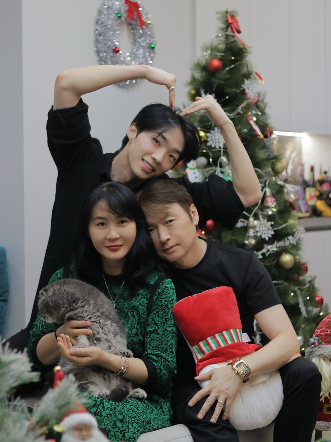 Photo by 박유리 / YURI PARK on December 25, 2025. May be an image of one or more people, hair, christmas tree, tinsel and text.