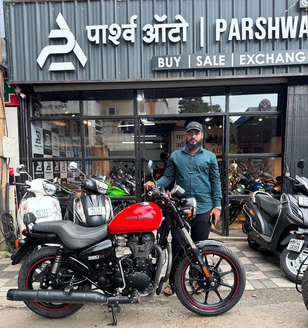 Photo by Parshwa Auto on September 01, 2025. May be an image of 1 person, motorcycle and text that says '2 पाश्व आटो 1 PARSHWA BUY SALE EXCHANG NH14J N8502 ROYALENFIELD ROYAL ENFIELD 등두구 オ式さを十'.