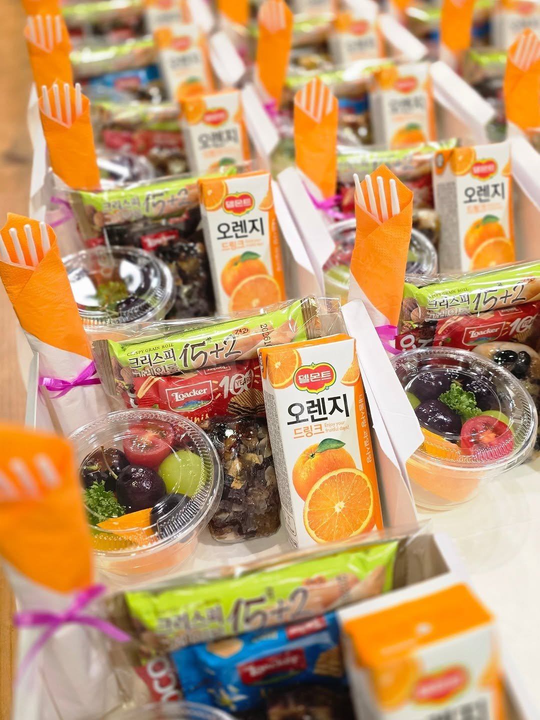 상자안에 다양한쿠키,오렌지쥬스,컵과일,영양찰떡,포크&냅킨