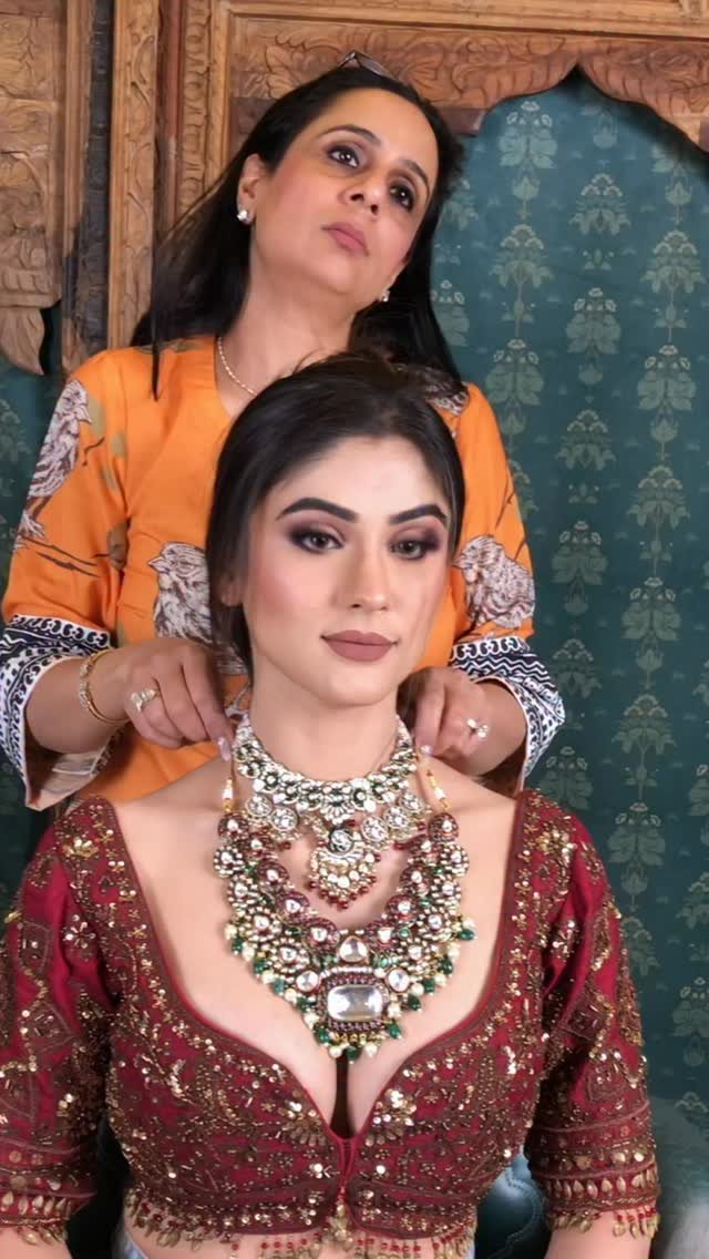 parulgargmakeup 게시물 이미지: Classic Combination of Maroon and Gold for...