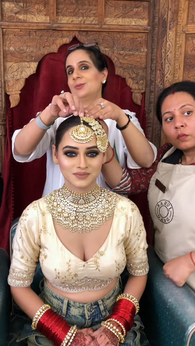 parulgargmakeup 게시물 이미지: Smokey eyes for my stunner ❤️

MUA :...