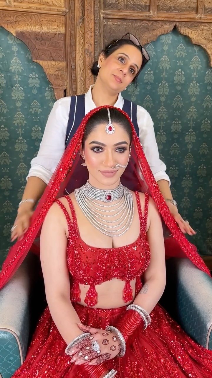 parulgargmakeup 게시물 이미지: Modern bride, timeless red ❤️

MUA :...