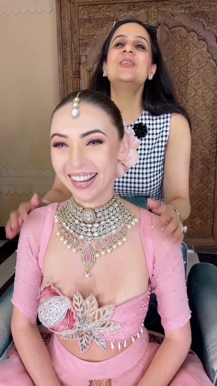 parulgargmakeup 게시물 이미지: She twirls in soft pink, blending Russian...