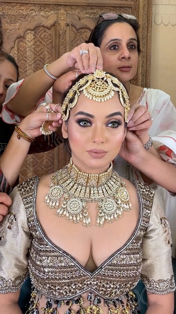 parulgargmakeup 게시물 이미지: Adorned with layers of timeless tradition —...