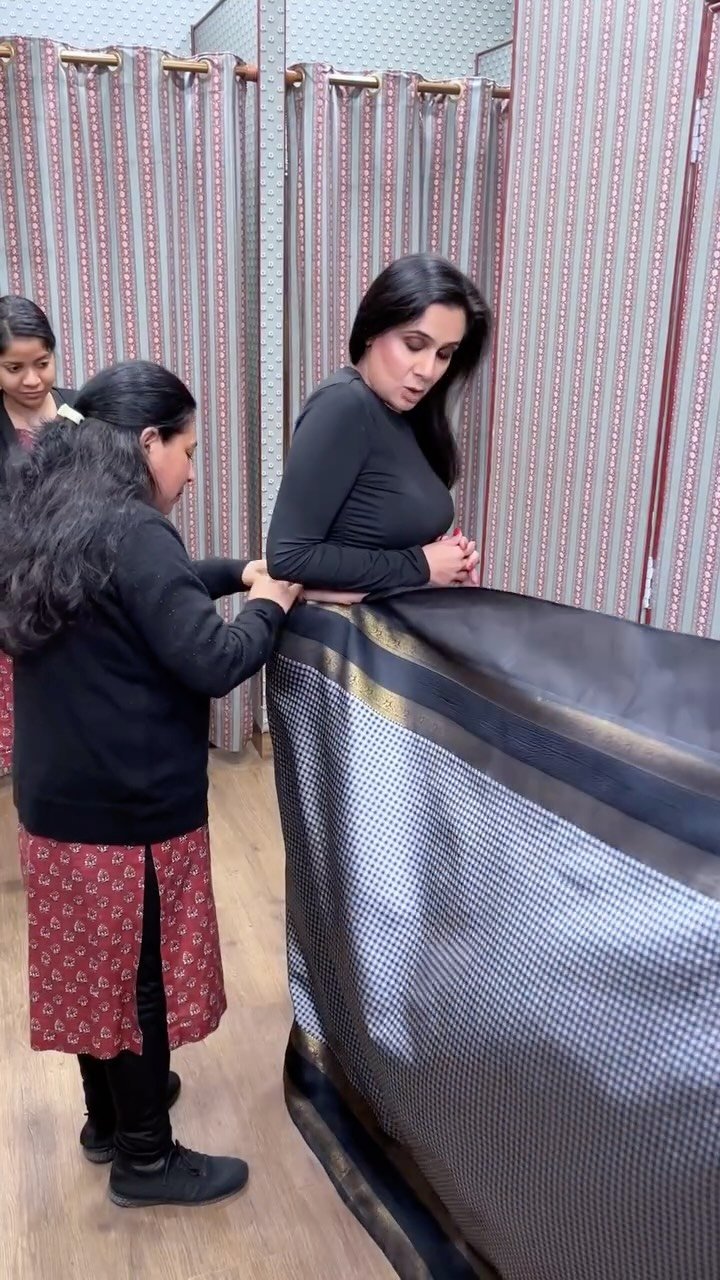 parulgargmakeup 게시물 이미지: Sleeveless or Full Sleeves Blouse ? Getting...