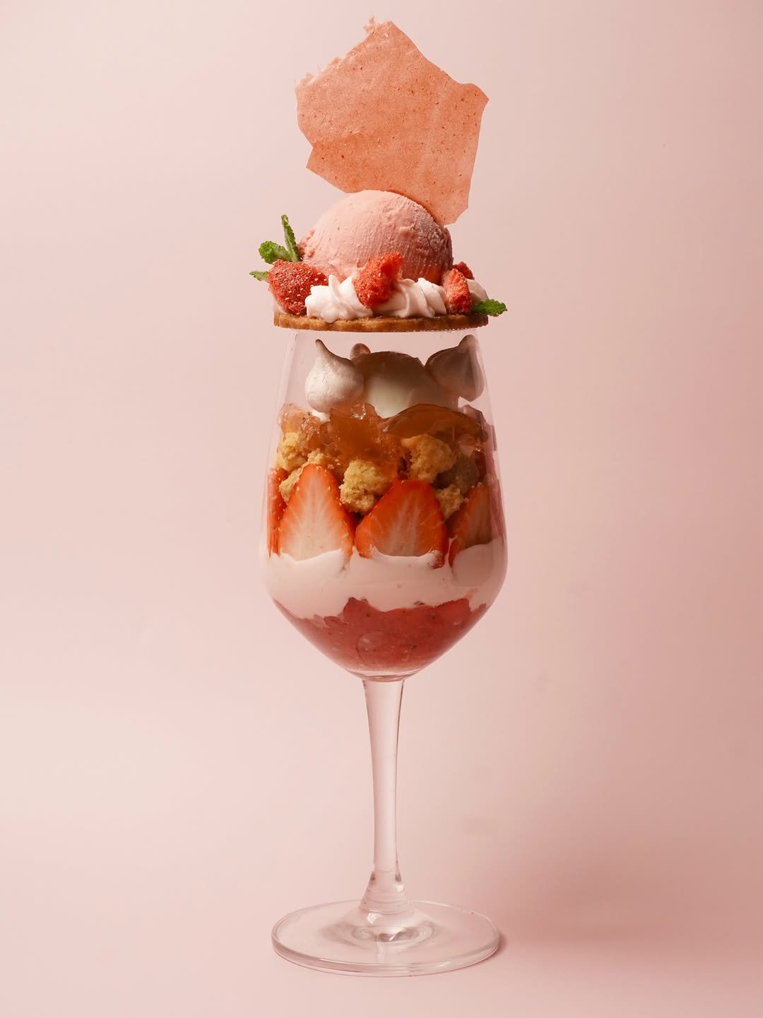 Photo by 이 상화 on April 14, 2026. May be an image of strawberry, cake and text.