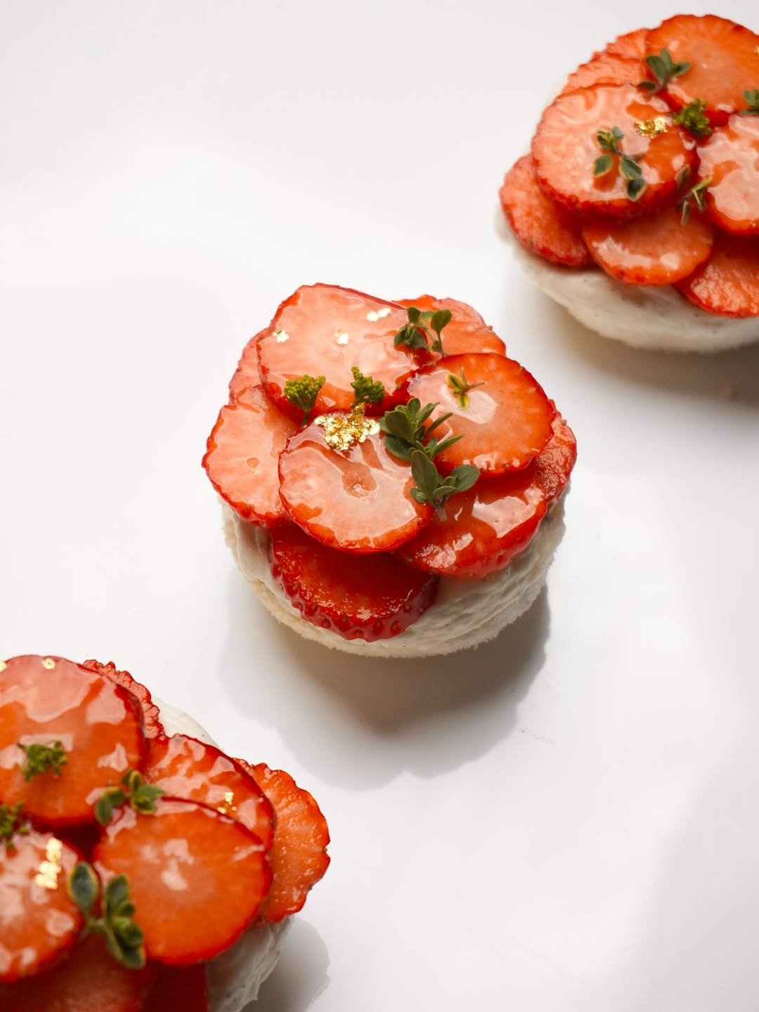 Photo by 이 상화 on April 21, 2026. May be an image of cake, strawberry, tart and text.