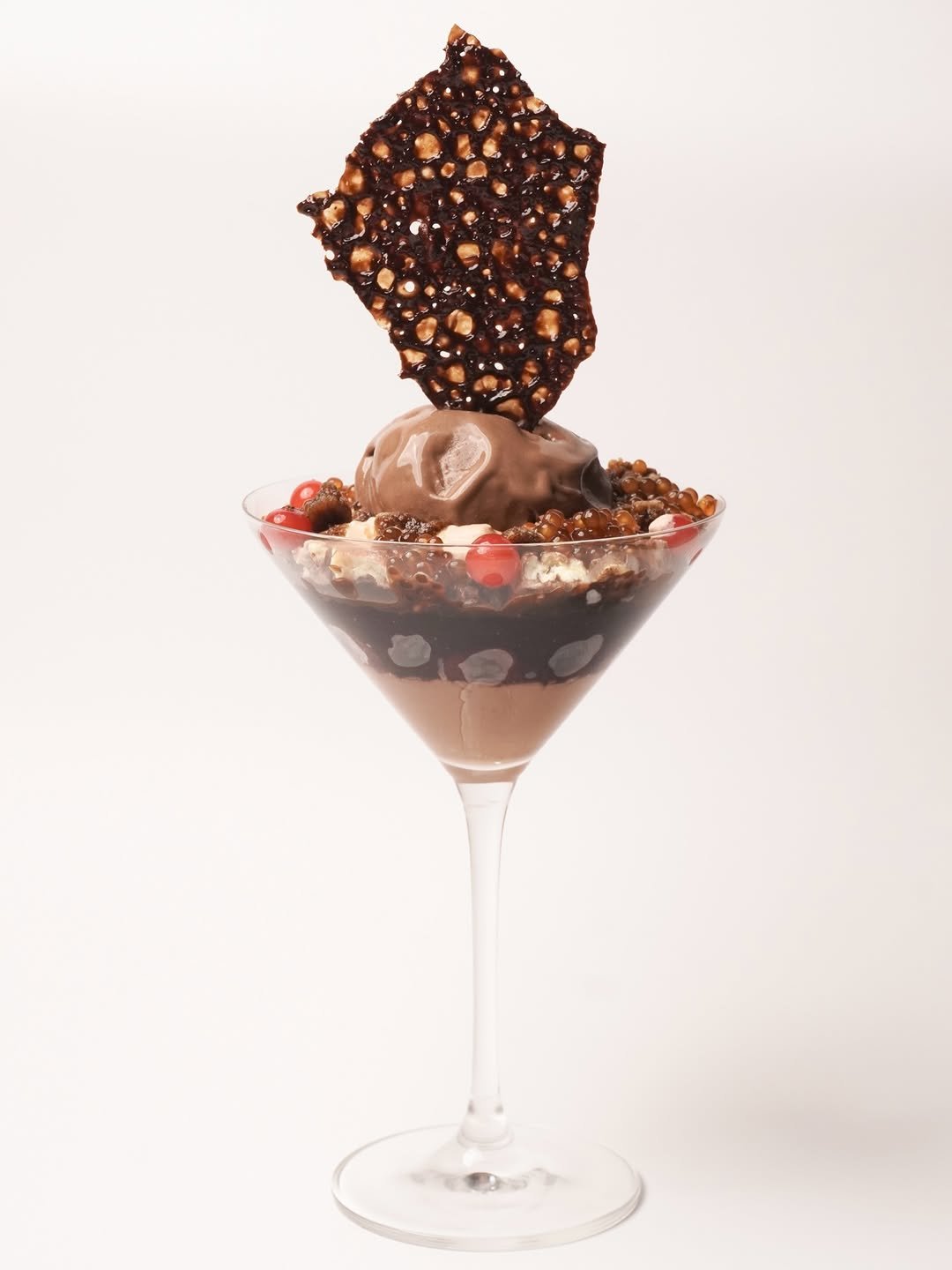 Photo by 이 상화 on April 14, 2026. May be an image of chocolate mousse, wafer and text.