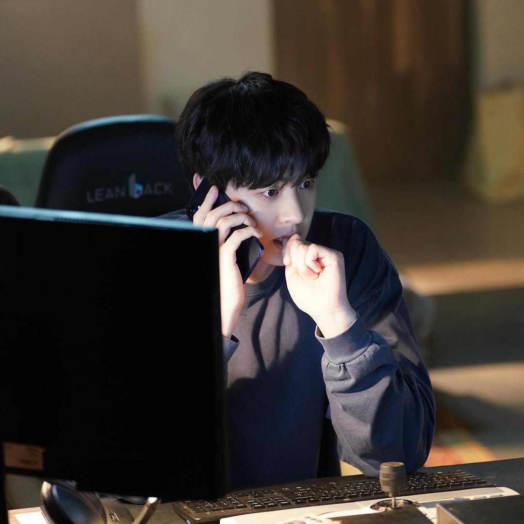 Photo by 김현진 on January 01, 2026. May be an image of one or more people and bangs.