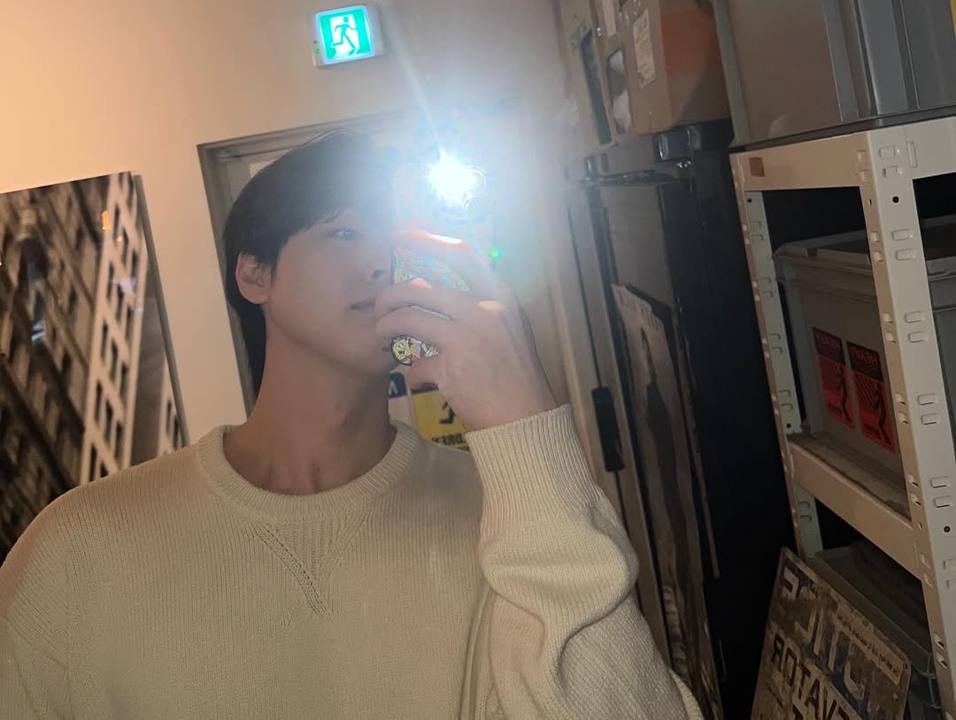 Photo by 김현진 on March 16, 2026. May be a selfie of one or more people, hair, phone, mirror and text.
