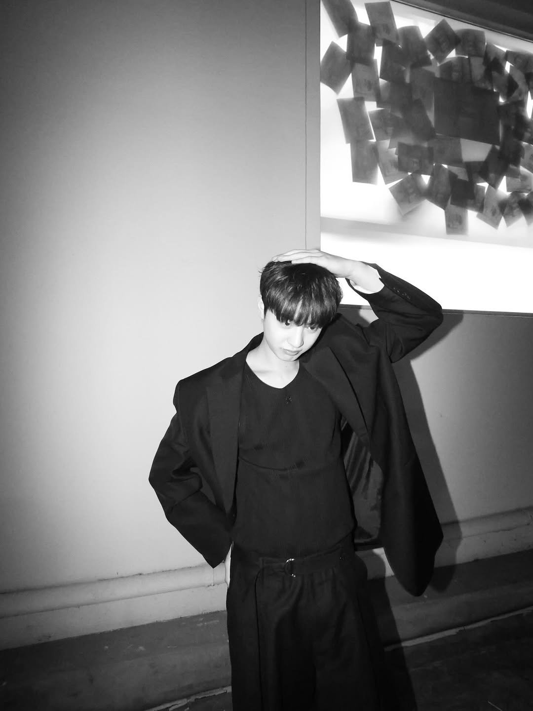 Photo by 김현진 on March 27, 2026. May be a black-and-white image of child, duffle coat, overcoat, bath robe, cloak, suit and text.
