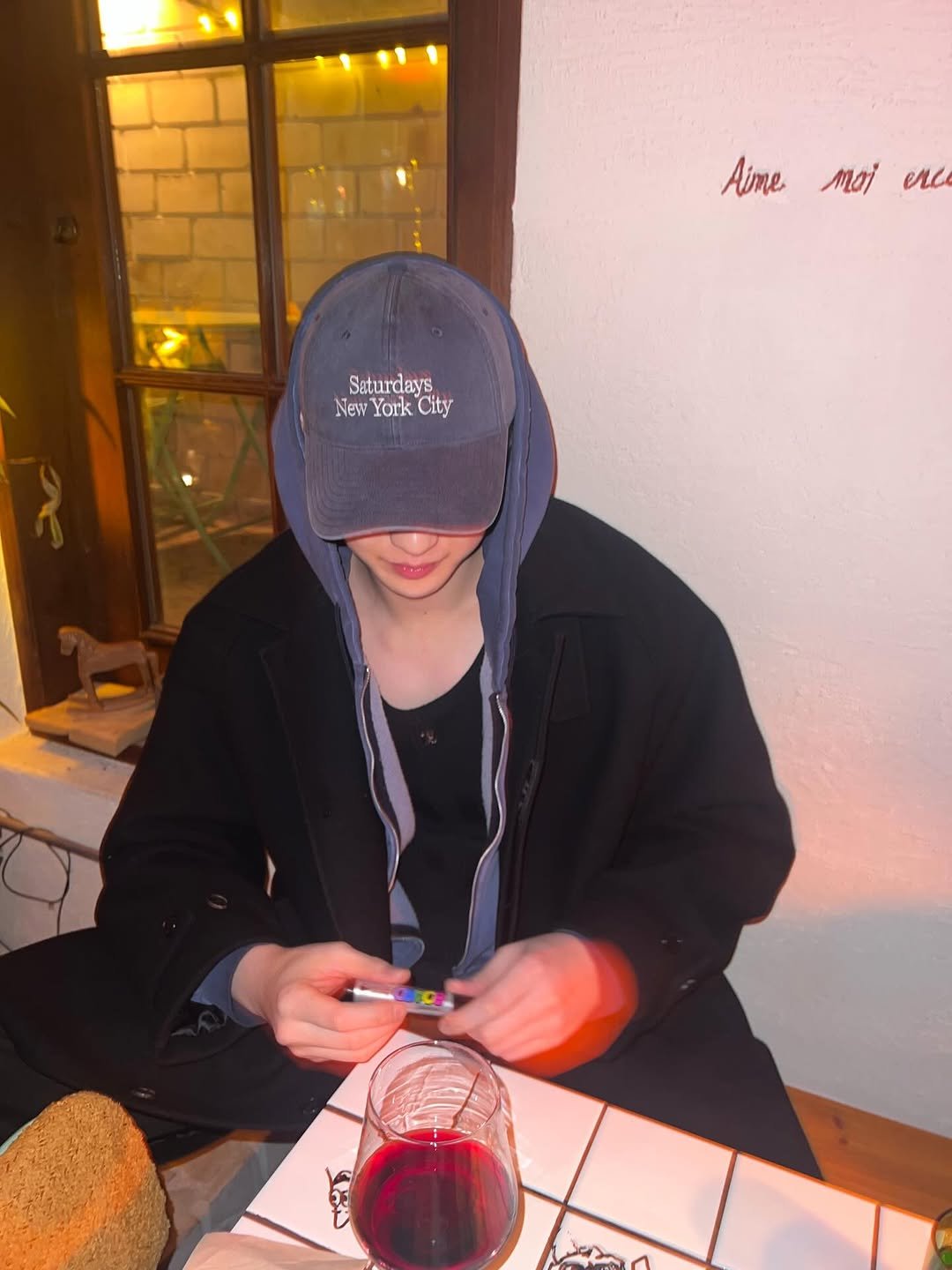 Photo by 김현진 on March 01, 2026. May be an image of hat, duffle coat and text that says 'Aime mơi moier eлc Seturdays New NewYorkCity York City ለ'.