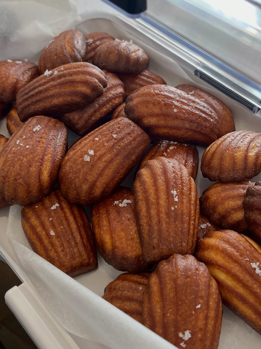 Photo by 단추과자상점 | 청리단길 | 디저트카페 | 다쿠아즈 | 수제디저트 | 두바이쫀득쿠키 on March 17, 2026. May be an image of pastry and text.