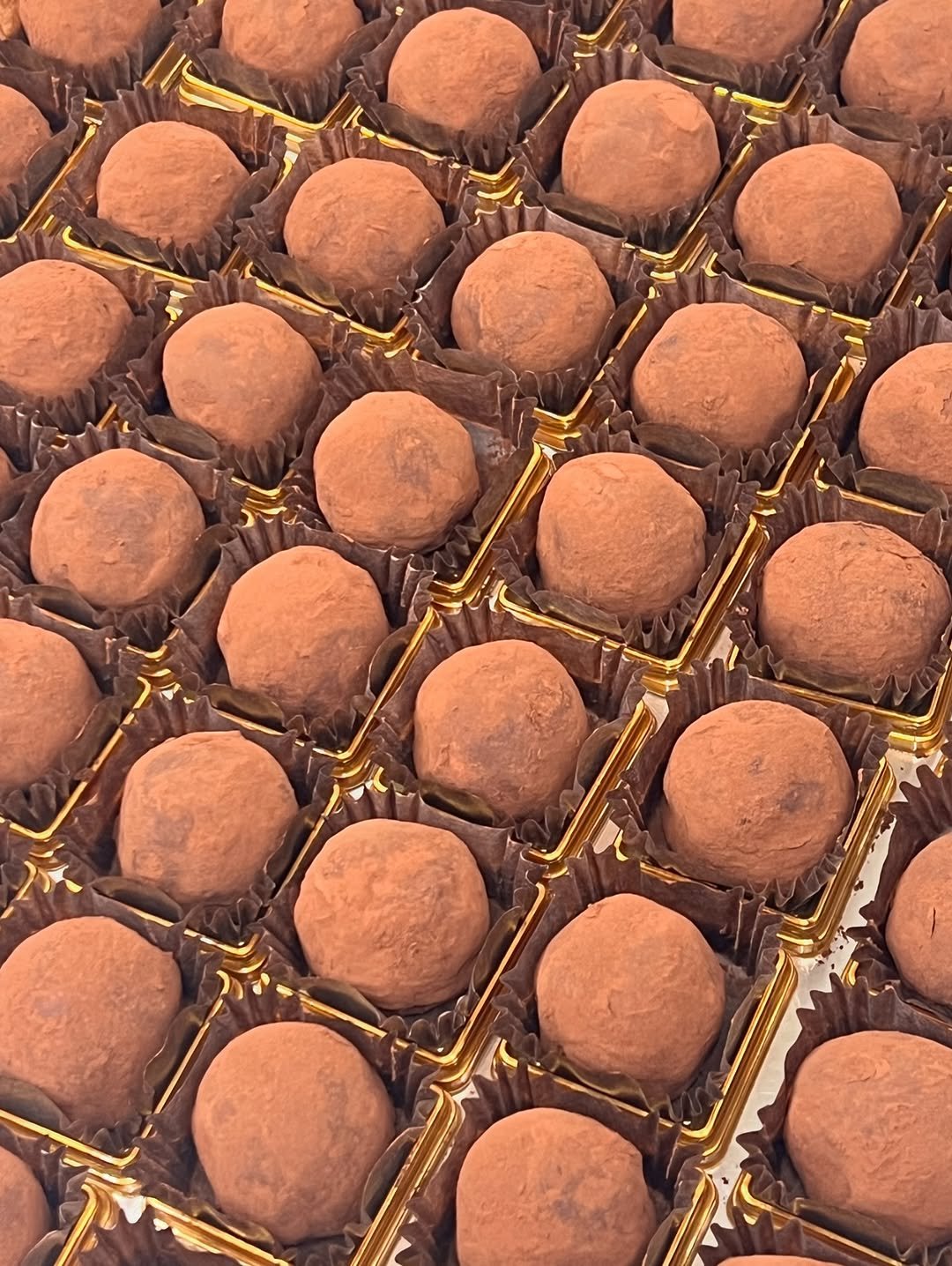 Photo by 단추과자상점 | 청리단길 | 디저트카페 | 다쿠아즈 | 수제디저트 | 두바이쫀득쿠키 on October 29, 2025. May be an image of fudge, caramel, truffle and text.