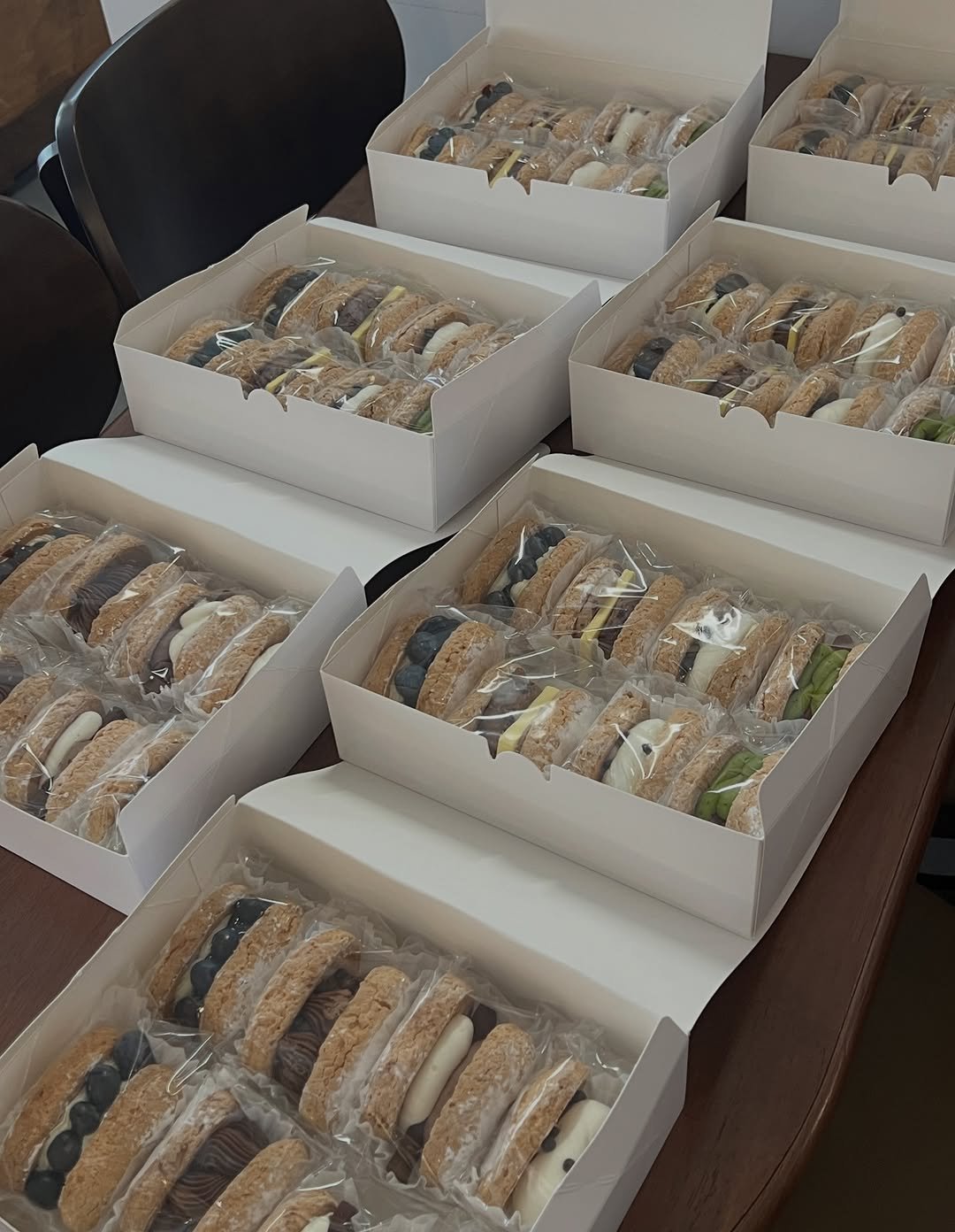 Photo by 단추과자상점 | 청리단길 | 디저트카페 | 다쿠아즈 | 수제디저트 | 두바이쫀득쿠키 on March 02, 2026. May be an image of oatmeal cookies and text.