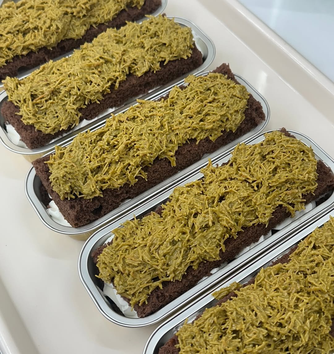 Photo by 단추과자상점 | 청리단길 | 디저트카페 | 다쿠아즈 | 수제디저트 | 두바이쫀득쿠키 on February 25, 2026. May be an image of chiffon cake, brownie and text.