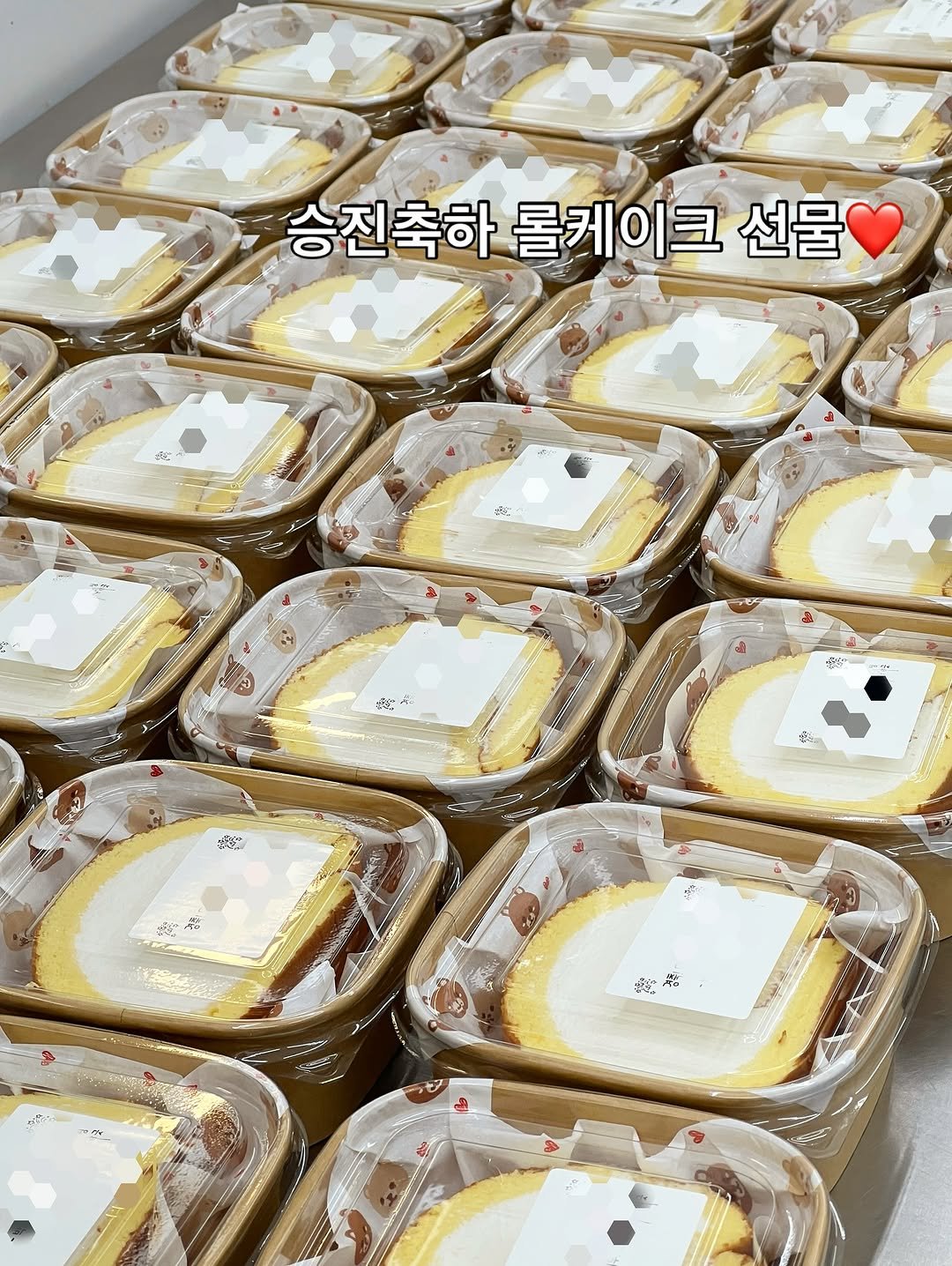 Photo by 단추과자상점 | 청리단길 | 디저트카페 | 다쿠아즈 | 수제디저트 | 구움과자 on August 26, 2025. May be an image of bread, cheesecake, hamper, pie, durian and text.