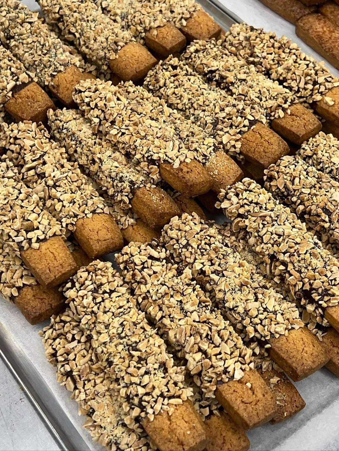 Photo by 단추과자상점 | 청리단길 | 디저트카페 | 다쿠아즈 | 수제디저트 | 두바이쫀득쿠키 on November 09, 2025. May be an image of baguette, cookie and text.