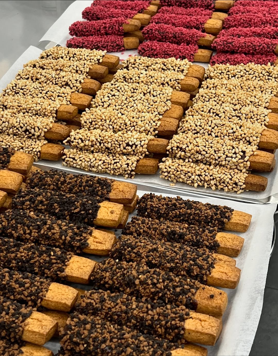 Photo by 단추과자상점 | 청리단길 | 디저트카페 | 다쿠아즈 | 수제디저트 | 두바이쫀득쿠키 on November 08, 2025. May be an image of eclair and text.